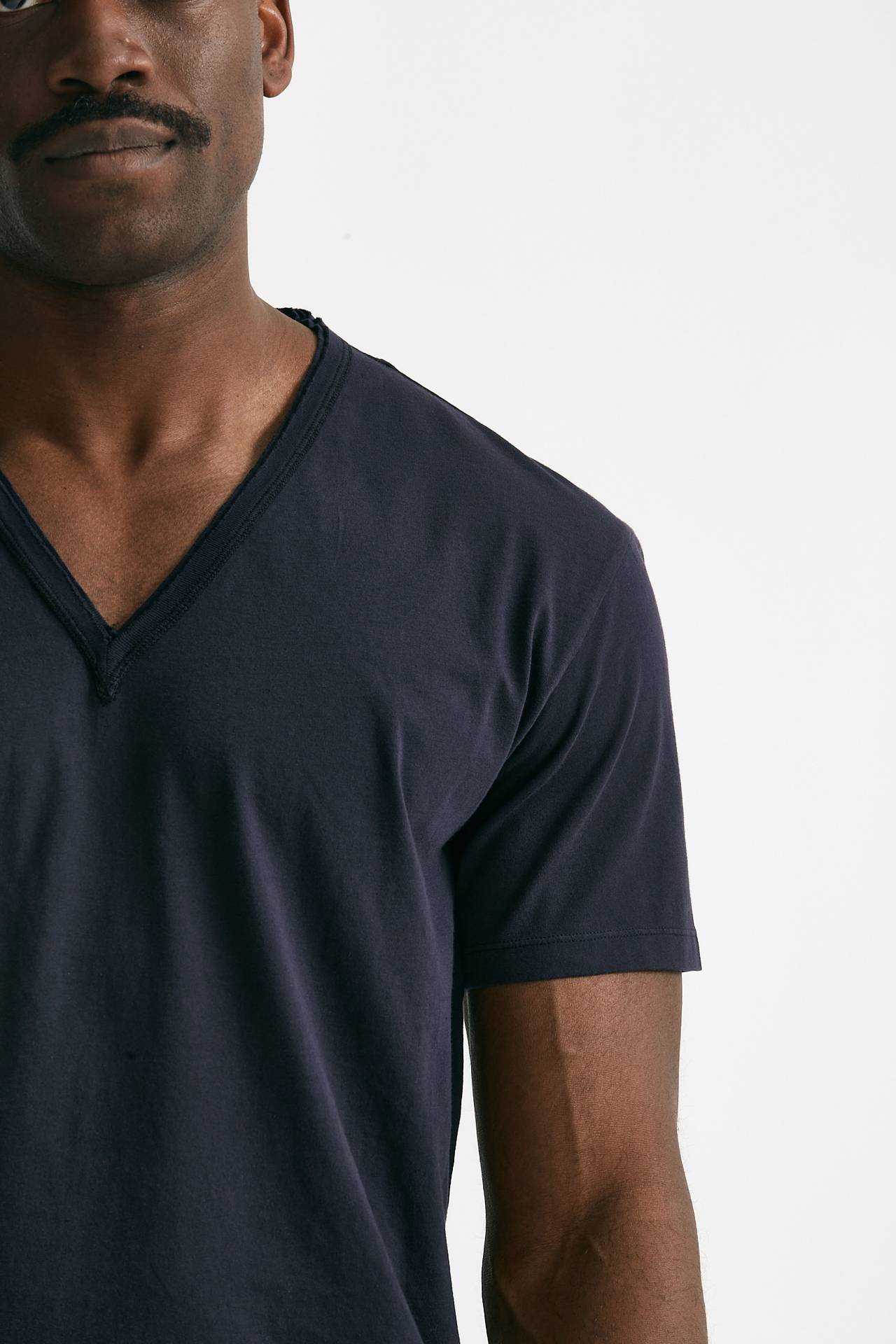 t-shirt scollo a v in cotone blu men Grifoni - 5