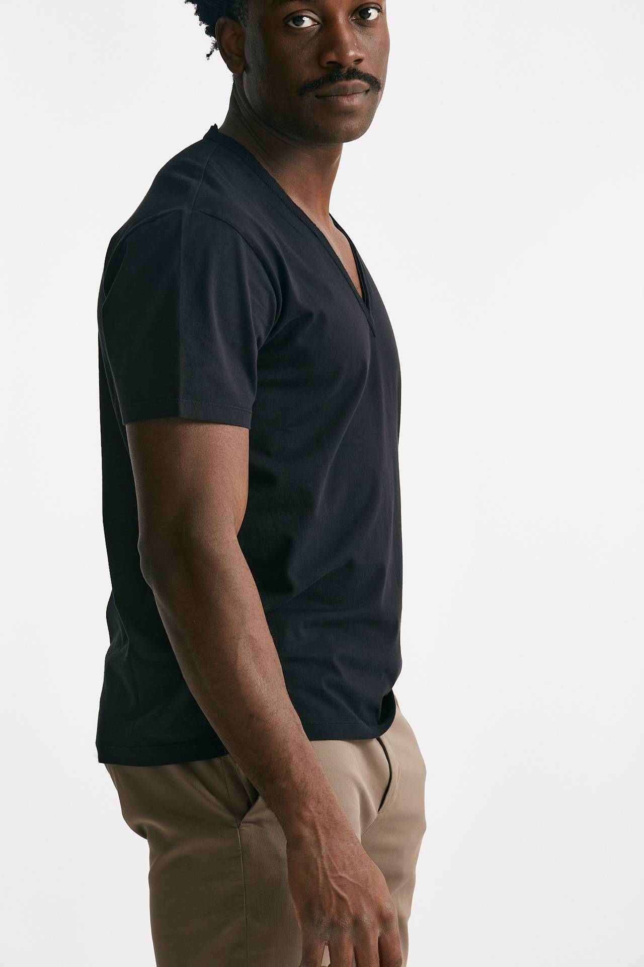 t-shirt scollo a v in cotone nero men Grifoni - 4