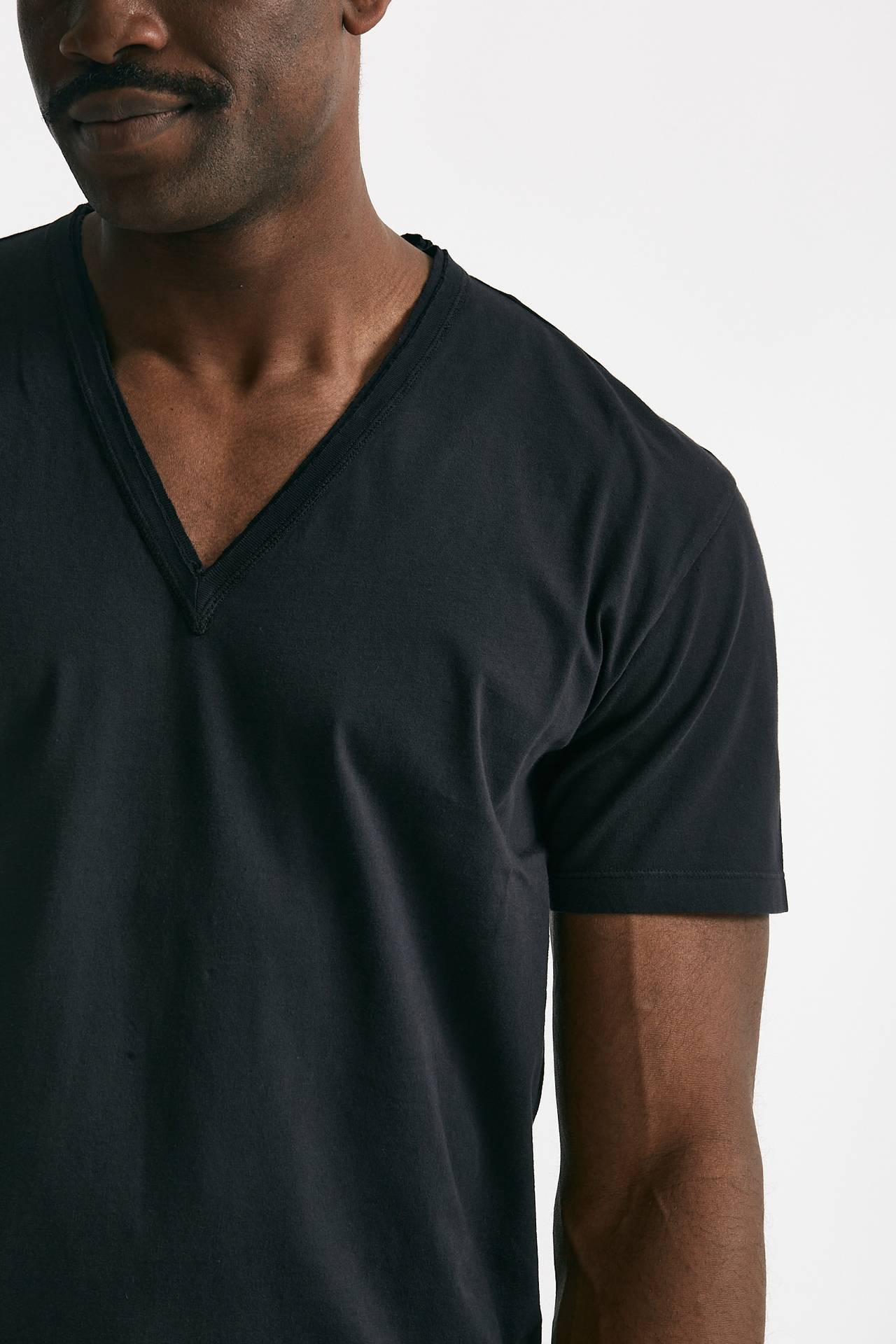 t-shirt scollo a v in cotone nero men Grifoni - 5