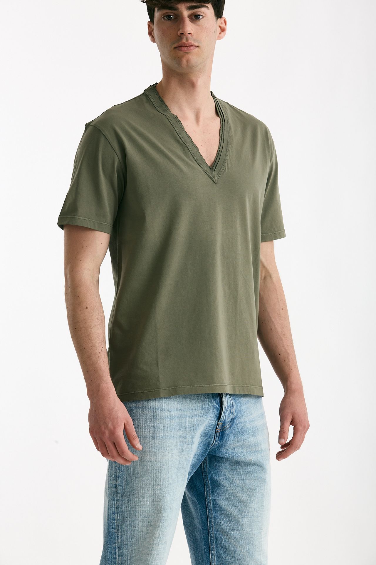 T-shirt Scollo a V verde militare men Grifoni - 3