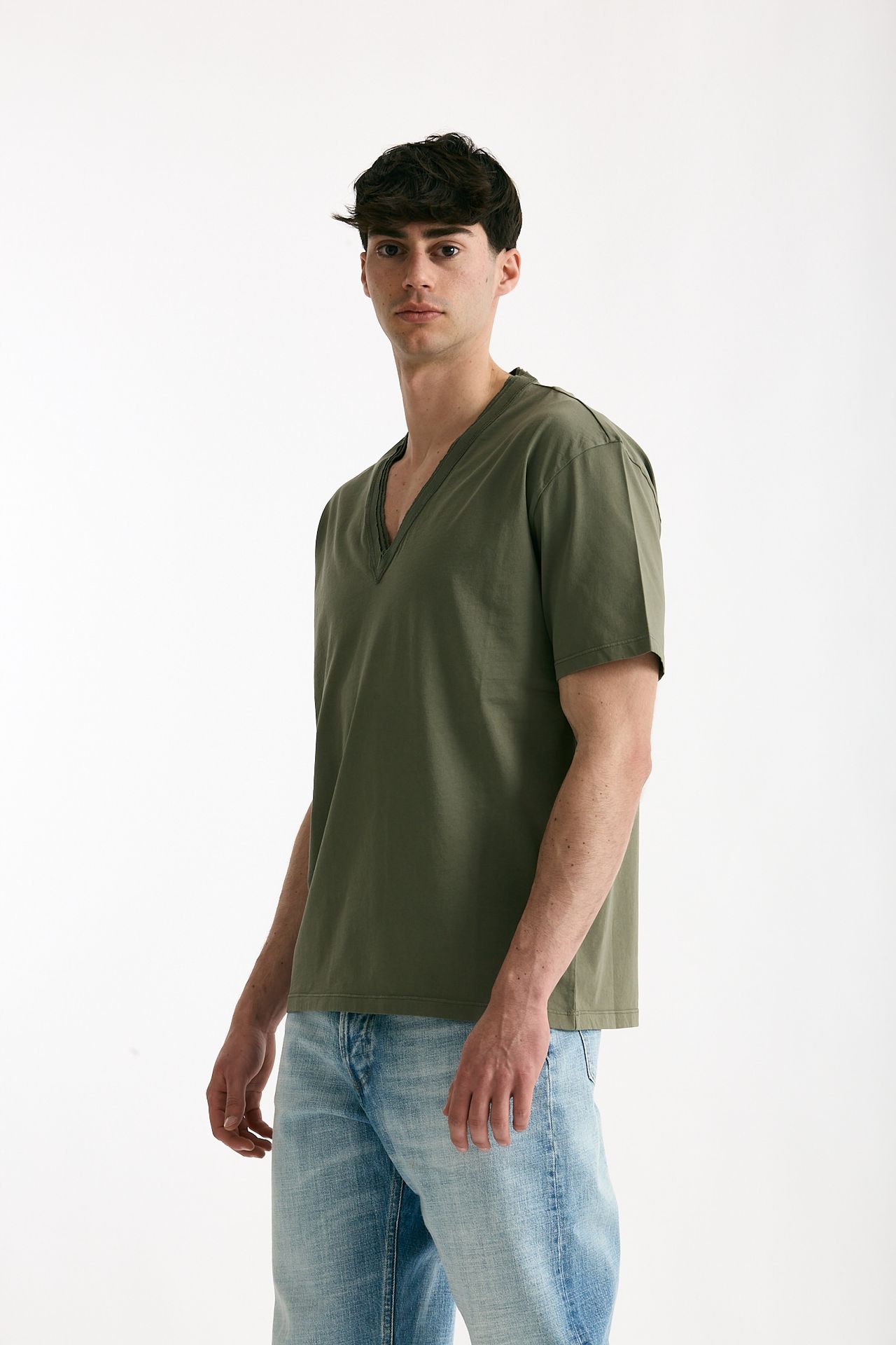 T-shirt Scollo a V verde militare men Grifoni - 1