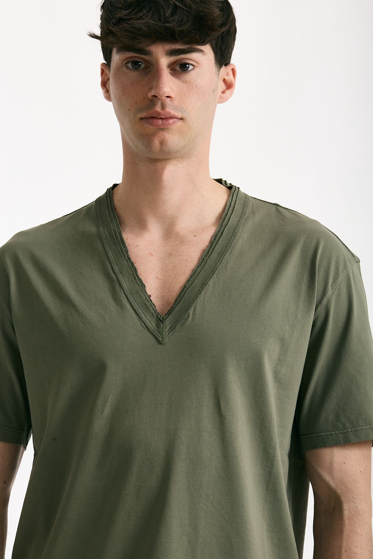 T-shirt Scollo a V verde militare men Grifoni - 5