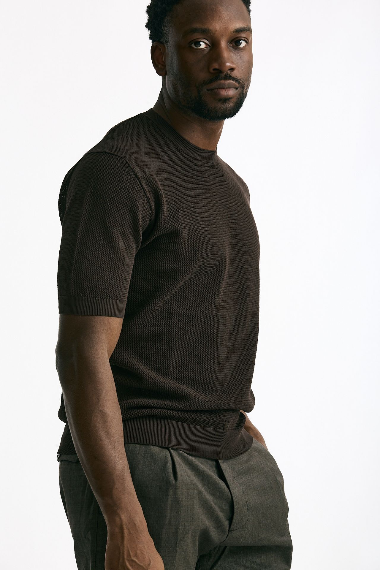 T-shirt micro operata in cotone marrone men Hosio - 4